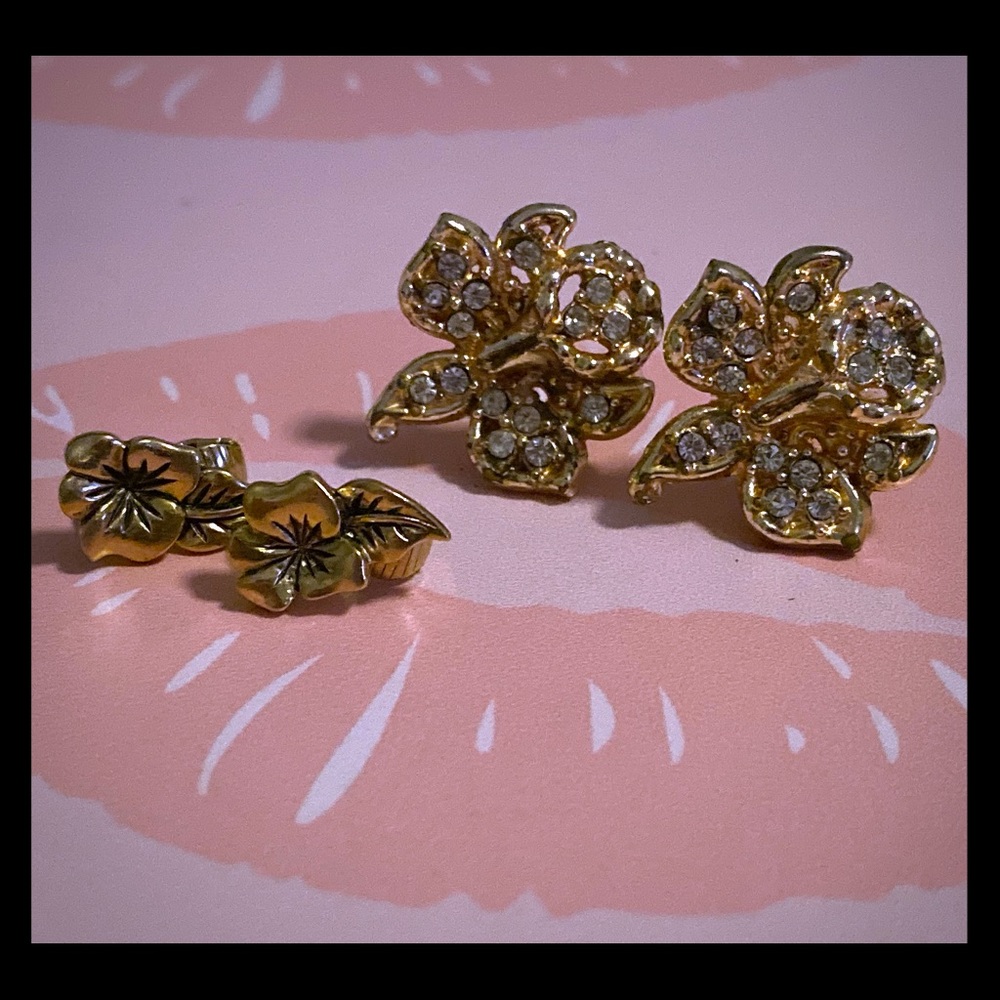 Set of 2 Vintage, Flower, Clip On Earrings